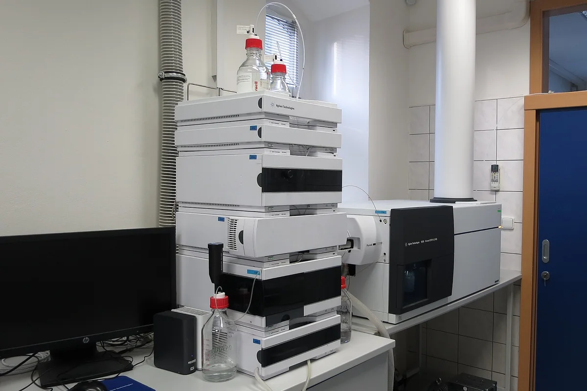 Analytical column installed in a liquid chromatograph with capillary fittings